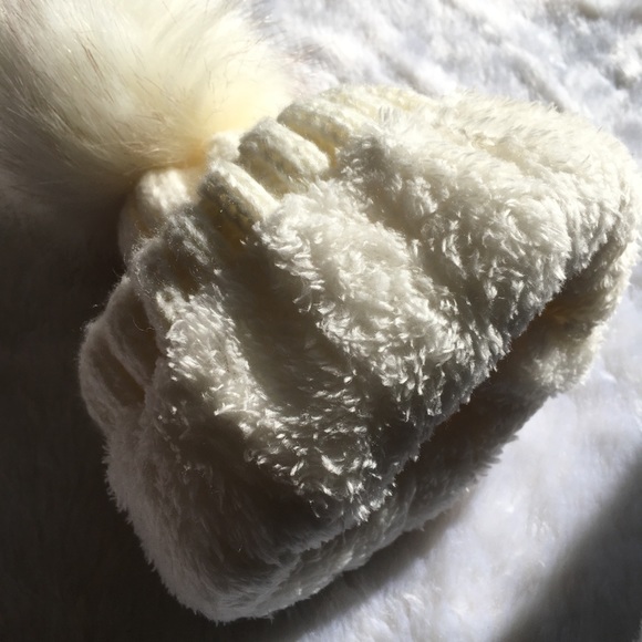 ✨NWOT✨Cream Knitted Faux Fur Puff Beanie CCO - Picture 2 of 4